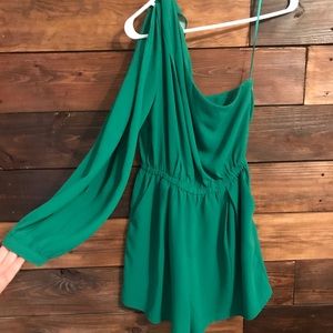 Boutique 1 shoulder/sleeve shorts romper in green